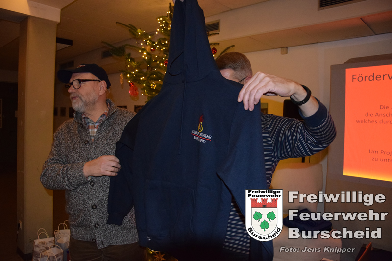 Frderverein-Vorsitzender Thomas Oellrich prsentiert den neuen Hoodie vorne