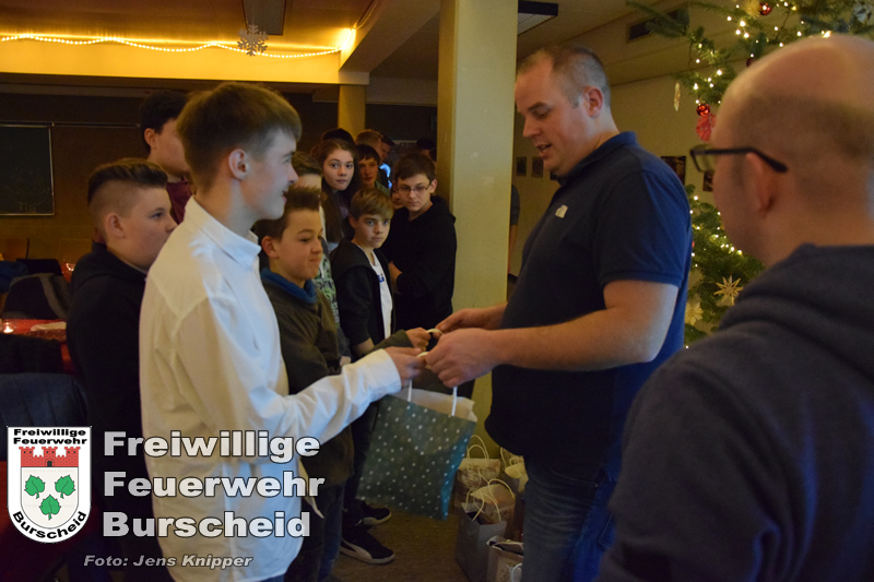Stadtjugendfeuerwehrwart Thomas Glasow bergibt den Jugendlichen eine Prsenttasche mit Leckereien